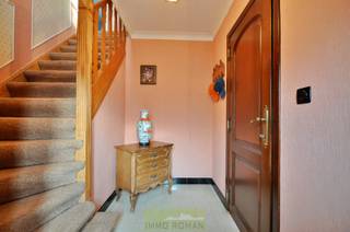 Op een boogscheut van de dorpskern van Anzegem treffen we deze woning aan! Gelegen in een uiterst <strong>rustige woonwijk</strong> met in de nabijheid een aangenaam park. De ideale combinatie tussen rust en comfort, tal van voorzieningen zoals winkels, scholen en openbaar vervoer bevinden zich op wandelafstand.<br /><br />Bij binnenkomst betreed je de ruime inkomhal, met een apart gastentoilet. Vanuit de inkomhal is er toegang tot de woon- en leefruimte, aansluitend is er de keuken en de veranda. Vanuit de veranda is er een mooi overzicht op de <strong>goed onderhouden tuin</strong>. <br /><br />Op de bovenverdieping leidt de nachthal naar <strong>4 volwaardige slaapkamers</strong> en een badkamer. De woning beschikt daarnaast over een droge kelder en een zolder, die ideaal is als extra opslagruimte. Op het gelijkvloers bevindt zich tevens een<strong> garage </strong>met wasplaats. <br /><br />Interesse? Contacteer Els Callewaert: 0478 61 64 34 of els@immoroman.be