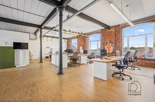 <p><span>Unieke loft in Mechelen wonen in de iconische Usine à Vapeur</span></p><p><span>Op zoek naar een karaktervolle woonplek met tonnen potentieel? In de voormalige meubelfabriek </span><span>Usine à Vapeur</span><span>, volledig heringericht tot lofts en appartementen in 1996, vindt u deze uitzonderlijk ruime loft van bijna </span><span>200 m²</span><span>. De authentieke industriële stijl met stoere kolommen, balken en robuuste muren zorgt voor een unieke sfeer die je nergens anders vindt.</span></p><p><span>Momenteel is de ruimte ingericht als </span><span>ruim kantoor</span><span>, maar dankzij het open grondplan, de aanwezige </span><span>keuken</span><span> en de </span><span>aansluitingen voor een badkamer</span><span> kan deze loft eenvoudig omgevormd worden tot een spectaculaire woonloft. Met een paar creatieve ingrepen creëert u hier een woonomgeving die even uniek als indrukwekkend is.</span></p><p><span>Bovendien is het pand </span><span>asbestveilig</span><span> en beschikt het over een </span><span>zeer gunstig EPC</span><span>, wat de verbouwing louter reduceert tot stilistische voorkeuren. </span></p><p><span>Mis deze kans niet om te wonen in een stuk Mechelse geschiedenis en contacteer ons op <span>welkom@reuzegoed.be</span></span><span> of 0470 11 56 80.</span></p>