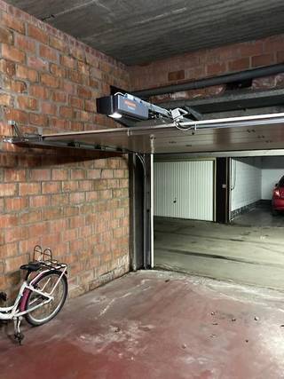 De centrale ligging en de grote vraag op die locatie naar degelijke garages te huur maakt deze eigendom heel attractief voor vastgoedbeleggers die een vaste opbrengst wensen zonder veel gedoe!

De garagebox is voorzien van een geautomatiseerde poort, verlichting, een stopcontact en rekken.

De garage is groot genoeg om een grote personenwagen met gemak te stallen.

De afmetingen zijn als volgt: 
De poort 
Hoogte: 201 cm
Breedte: 300 cm

Garage: 
Hoogte:335 cm
Breedte: 350 cm
Diepte: 550 cm

Indien u graag meer info of een bezoek wenst, bel ons op 09 336 16 15 of mail naar info@vastgoedunicum.be