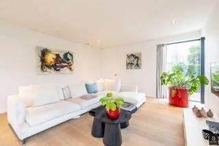 Hedendaagse, recente villa met zonnige tuin en terrassen, rustig gelegen in een residentiële wijk op wandelafstand van het centrum van...