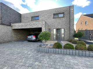 <p><span>Prachtige afgewerkte, recente woning met mooie, volledig afgesloten tuin met terras. De keuken is netjes onderhouden en volledig uitgerust en aansluitend is er een berging die doorgeeft naar de carport. De living is zeer ruim en licht en bovendien voorzien van lamellen aan de vensters. De inkomhal met toilet en prachtige trap leidt ons naar boven waar er 3 gigantische kamers zijn en badkamer met bad en inloopdouche. Tevens is er een extra berging. Volledig onderkelderd, voorzien van zonneboiler en alle hedendaags comfort. Voor deze parel zoeken we een pietje-precies huurder, zodanig dat de eigenaar op zijn 2 oren kan slapen! Bel 0471/66.21.97 tijdens de kantooruren voor meer info of een bezichtiging. </span></p>
