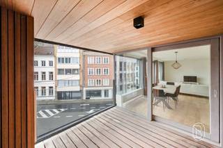 <p>Kwalitatief recent appartementsgebouw met 5 vergunde appartementen – uitstekende investeringsopportuniteit!<br /><br />Dit appartementsgebouw is centraal gelegen in Kortrijk, op wandelafstand van de Grote Markt en vlak bij scholen, winkels en openbaar vervoer. Dankzij de gunstige ligging en de kwalitatieve afwerking vormt dit pand een ideale investering.<br /><br />Het gebouw omvat vijf instapklare en energiezuinige appartementen (EPC A), elk voorzien van een terras. Drie appartementen beschikken over twee slaapkamers, terwijl twee appartementen één slaapkamer tellen. Daarnaast is er een gemeenschappelijke fietsenberging aanwezig voor extra comfort.<br /><br />Alle appartementen zijn momenteel verhuurd, waardoor u onmiddellijk geniet van een stabiel rendement zonder bijkomende inspanningen.<br />Troeven: instapklaar, alles verhuurd, ideale investering, centrale ligging nabij alle voorzieningen, energiezuinig, zonnepanelen, centrale verwarming op gas, dubbele beglazing, conforme elektriciteit.<br /><br /><br />Een zorgeloze investering met onmiddellijk rendement op een toplocatie in Kortrijk.<br /><br />Bezoek na afspraak met Immo Beguin: tessa@immobeguin.be</p>