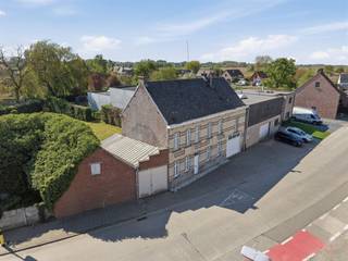 <p>Ruim perceel bouwgrond van ca. 1.709 m² met ontwikkelingspotentieel</p><p>Op zoek naar een ruim perceel met tal van mogelijkheden? Deze eigendom biedt een perceel van maar liefst ca. 1.709 m² en vormt een interessante opportuniteit voor wie op zoek is naar bouwgrond of een locatie met ontwikkelingspotentieel.</p><p>Op het perceel bevindt zich momenteel een karaktervolle dorpswoning uit het begin van de 20ste eeuw, samen met verschillende bijgebouwen en een garage. De bestaande woning beschikt over een bewoonbare oppervlakte van ca. 186 m² en is grondig te renoveren.</p><p>De grootste troef van deze eigendom is echter het ruime perceel. Afhankelijk van de gewenste invulling en onder voorbehoud van de geldende stedenbouwkundige voorschriften en het verkrijgen van de nodige vergunningen, kunnen hier interessante mogelijkheden liggen voor herontwikkeling of het realiseren van een nieuw woonproject.</p><p>Hierdoor is het perceel interessant voor zowel particuliere kopers die ruim en toekomstgericht willen bouwen als voor investeerders of ontwikkelaars die de mogelijkheden van de site verder wensen te onderzoeken.</p><p><span>Troeven:</span><br />- Perceeloppervlakte van ca. 1.709 m²<br />- Interessant ontwikkelingspotentieel<br />- Bestaande woning en verschillende bijgebouwen<br />- Mogelijkheid tot renovatie, vervangingsbouw of herontwikkeling*<br />- Interessant voor particulier én ontwikkelaar<br />- Watertoets: perceelscore A – gebouwscore A</p><p><span>Bestaande toestand:</span><br />- Woning met ca. 186 m² bruto bewoonbare oppervlakte<br />- 3 slaapkamers<br />- Garage en verschillende bijgebouwen<br />- CV op mazout<br />- EPC-label F<br />- Elektrische installatie niet conform</p><p>-Elke toekomstige ontwikkeling, verkaveling, opsplitsing of nieuwbouw is afhankelijk van de geldende stedenbouwkundige voorschriften en het verkrijgen van de vereiste vergunningen. De koper dient zich hierover verder te informeren bij de bevoegde diensten.<br /><br />Meer informatie of de mogelijkheden van dit perceel bespreken?<br />Contacteer Els via 0496/10.65.76 of els@heritagevastgoed.be</p><p>Een uitzonderlijk ruim perceel voor wie vandaag wil investeren in de mogelijkheden van morgen.<br /> </p>