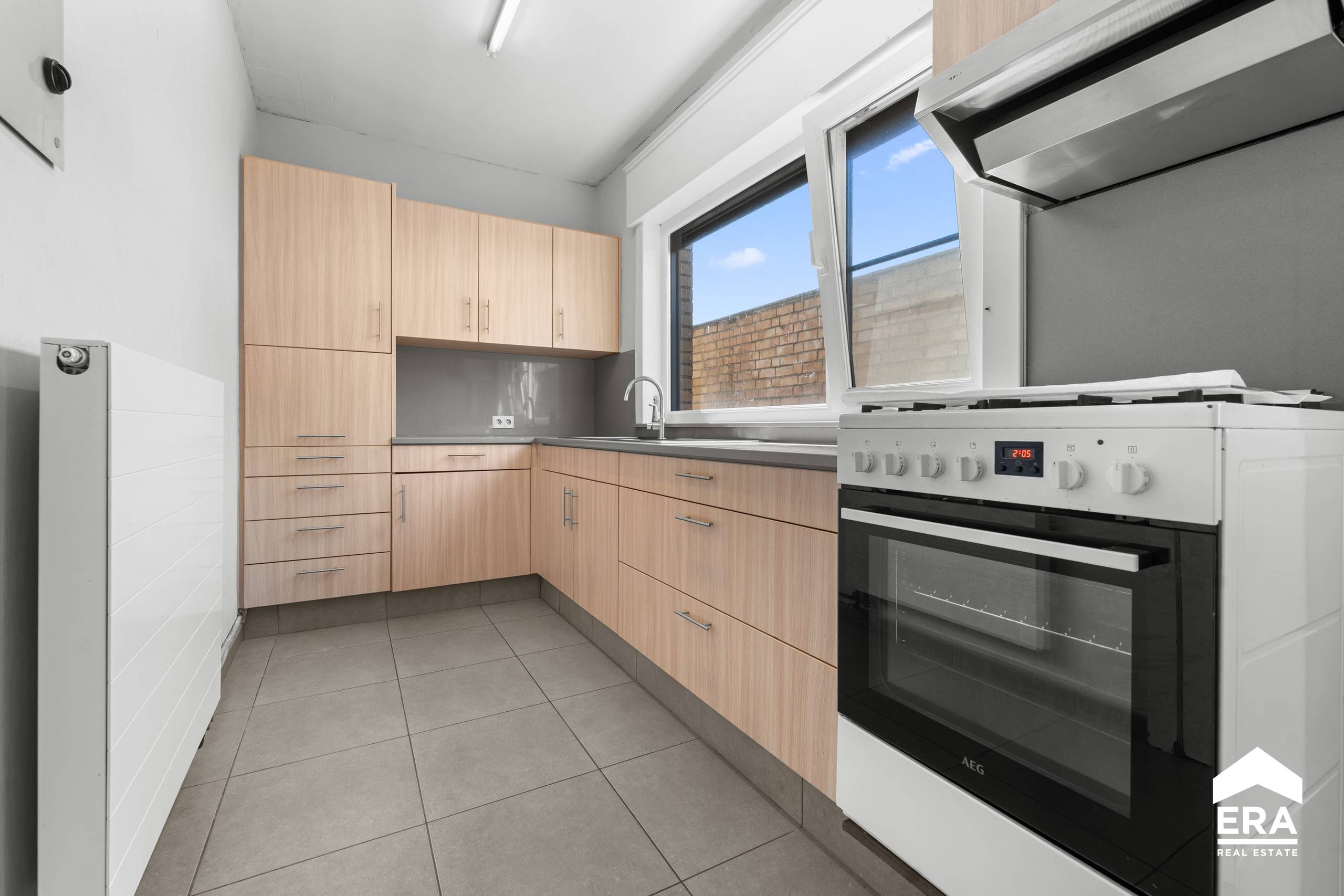 Ruime woonst met handelsruimte, atelier en garage - foto 2