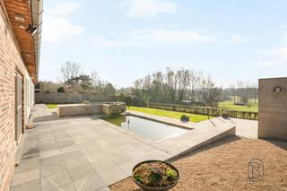 Volledig gerenoveerde landelijke woning, bestaande uit op het gelijkvloers, inkomhall, living-salon met open ingericht keuken, wasruimte, badkamer...