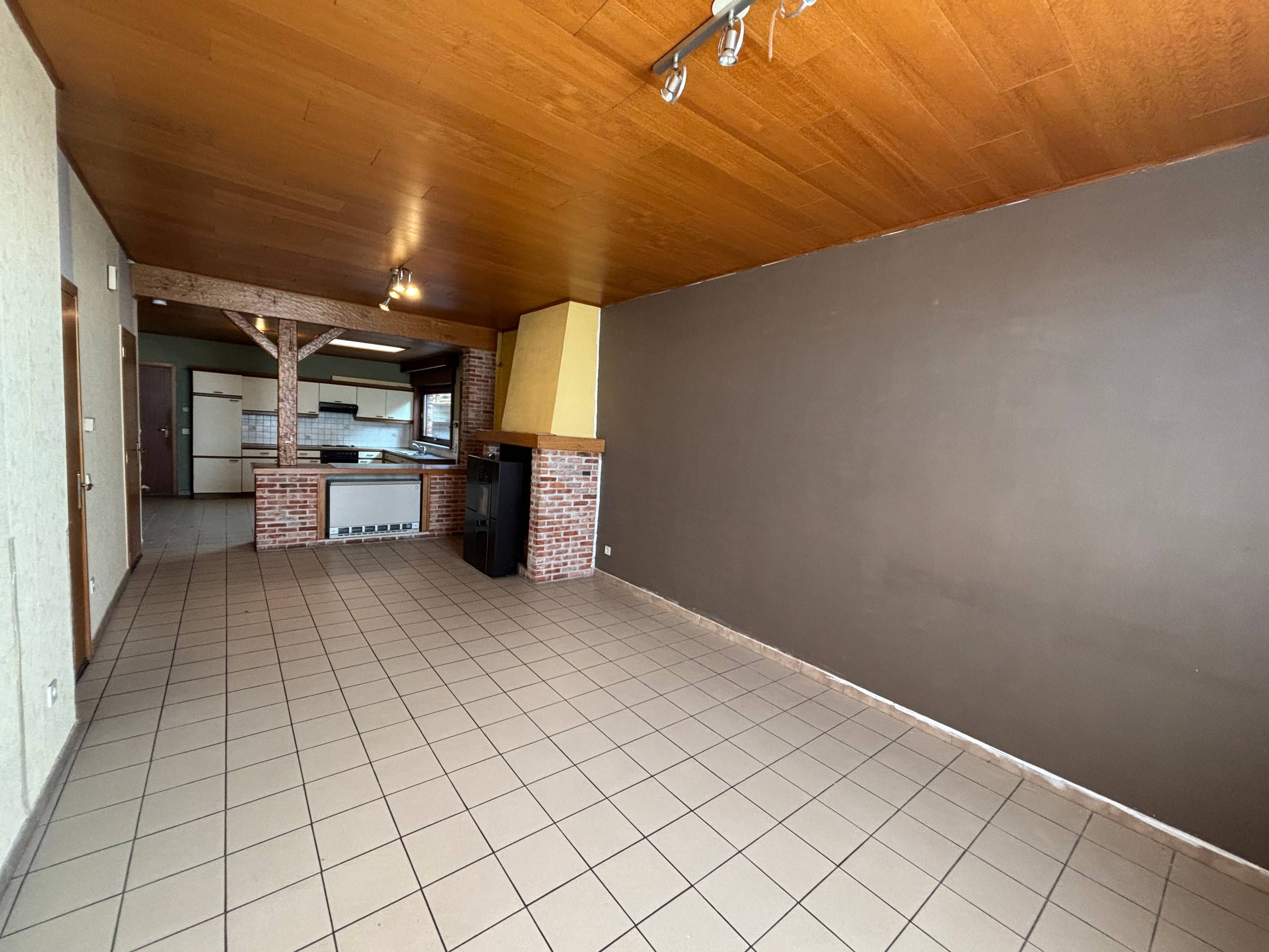 Ruime woning met garage en 3 slaapkamers te koop. - foto 2