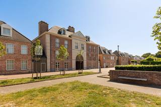 Instapklaar appartement, erg rustig gelegen aan de rand van het centrum. Indeling met o.a. 2 slaapkamers, dressing, 2 badkamers, autostaanplaats...
