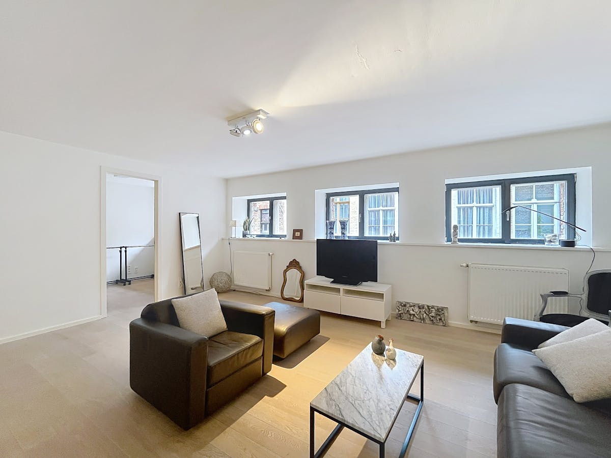 Lichtrijk en instapklaar appartement (107 m²) met terras en parking in hartje Brugge. - foto 3