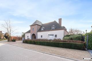 <p><span><strong>Villa exclusive sur un terrain de près de 2000 m² au centre de Loenhout</strong></span></p><p><span>Au cœur de<span> </span> Loenhout, un village connu pour son atmosphère chaleureuse, vous trouverez cette spacieuse villa, construite en 2007, avec une surface habitable de pas moins de 550 m². Grâce à sa situation très centrale, vous ne profiterez pas seulement du calme et du charme, mais aussi d'un accès facile. Les écoles, les magasins, les transports publics et les principales voies d'accès se trouvent à proximité.</span></p><p><span>Outre les vastes espaces de vie au rez-de-chaussée, cette propriété compte pas moins de quatre chambres spacieuses, trois salles de bains, un dressing, des espaces de rangement supplémentaires et une très grande cave. De plus, il y a une dépendance. Enfin, les deux garages permettent de garer les voitures en toute sécurité à l'intérieur.</span></p><p><span><strong>Plan</strong><strong> du rez-de-chaussée</strong></span></p><p><span>Le spacieux hall d'entrée mène au salon, inondé de lumière. A côté se trouve la véranda avec de grandes baies vitrées. La cuisine, cœur battant de la maison, est équipée d'appareils électroménagers de grande qualité. Par exemple, les amateurs de cuisine apprécieront sans aucun doute la cuisinière à gaz de la marque<span> </span><span>Boretti</span><span> </span>.</span></p><p><span>La première salle de bains est équipée de toilettes, d'un lavabo et d'une douche. La buanderie dispose des équipements nécessaires et c'est également là que se trouve l'ascenseur. La propriété est en grande partie souterraine et accessible par un escalier fixe. Le sous-sol est divisé en trois pièces de rangement, une pièce aménagée en bar/cinéma à domicile et une cave à vin.</span></p><p><span><strong>Aménagement du premier étage</strong></span></p><p><span>L'impressionnant escalier en pierre mène au premier étage. Celui-ci comprend quatre chambres spacieuses, dont la chambre principale d'une superficie d'environ 24,5 m², avec un sol stratifié et une salle de bains attenante avec baignoire, double lavabo, douche à l'italienne et toilettes.</span></p><p><span>Les autres chambres ont des finitions similaires et des surfaces d'environ 31,5 m², 20 m² et 28 m². Il y a également un dressing avec des armoires encastrées et un débarras supplémentaire où se trouve également l'accès à l'ascenseur. Le grenier est accessible par un escalier fixe et sert actuellement d'espace de stockage.</span></p><p><span><strong>Espaces extérieurs:</strong></span><br />La<span>propriété dispose de deux garages séparés, dont l'un a une superficie d'environ 36 m². L'autre a une superficie d'environ 20 m². Dans le jardin se trouve une dépendance qui sert actuellement de salle d'entraînement et comprend deux salles de loisirs.</span></p><p><span>Le jardin est entièrement clos et a été récemment réaménagé, avec notamment un bel étang. Avec son orientation sud-ouest, vous profiterez de ce bel endroit verdoyant non seulement à l'intérieur, mais aussi à l'extérieur.</span></p><p><span> </span></p><p><span><strong>Détails :</strong></span></p><p>-<span><span> </span></span><span>Label EPC</span> favorable<span>: Label B (chaudière modernisée, 28 panneaux solaires, verre HR, ...)</span></p><p>-<span><span> </span></span><span>Contrôle électrique conforme</span></p><p>-<span><span> </span></span><span>Très grand espace de vie</span></p><p>-<span><span> </span></span><span>Dépendance polyvalente</span></p><p>-<span><span> </span></span><span>Puits d'eau de pluie</span></p><p>-<span><span> </span> Accessible à</span><span>tous grâce à la présence d'un ascenseur</span></p><p><span>Voulez-vous voir cette villa exclusive à Loenhout ? Contactez-nous dès aujourd'hui à<span> </span>miete@janssenenjanssen.be<span></span><span> </span> et venez découvrir par vous-même ce que cette propriété a à vous offrir !</span></p><p><span><span> </span></span></p>