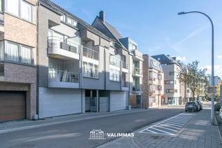 VALIMMAS verkoopt in het centrum van Asse dit welgelegen en energiezuinige duplex-appartement met mezzanine, terras, kelderberging en dubbele...