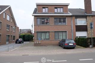 Te huur: Ruim appartement in Bilzen, Winterstraat 1 bus 1<br /><br />Dit aangename appartement, gelegen op een toplocatie in Bilzen, beschikt over twee slaapkamers en is ideaal voor wie op zoek is naar comfort en ruimte. De woning heeft een vernieuwde keuken en badkamer, en biedt alle nodige voorzieningen voor een zorgeloze woonervaring.<br /><br /><strong>Kenmerken van het appartement:</strong>
<ul>
<li>Ruime woonkamer voor gezellige avonden en ontspanning</li>
<li>Vernieuwde keuken met moderne apparatuur en voldoende kastruimte</li>
<li>Twee slaapkamers geschikt voor een dubbel bed of een thuiskantoor</li>
<li>Frisse badkamer, volledig vernieuwd en voorzien van een douche</li>
<li>Apart toilet voor extra comfort</li>
<li>Handige berging binnen het appartement</li>
</ul>
Buiten is er een gemeenschappelijke ruimte om fietsen veilig te stallen en ruimte voor afvalopslag. Aan de voorkant van het gebouw vindt u bovendien een privé parkeerplaats, waardoor u altijd verzekerd bent van een plekje vlakbij de woning.<br /><br /><strong>Locatie: </strong><br />Het appartement ligt op een gunstige locatie, met vlotte verbindingen naar het centrum van Bilzen, winkels, scholen en openbaar vervoer.<br /><br />Beschikbaar vanaf 01/12/2026.<br /><br />Stel je kandidaat via onze website via de knop "ik ben kandidaat". <br /><br />Wil je weten wat jouw woning waard is? Contacteer ons via info@optie-m.be<br />