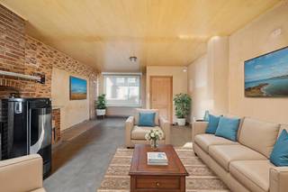 Deze op te frissen woning met 4 slaapkamers, 5 mogelijk is gelegen vlakbij het centrum van Staden.De indeling van deze woning is als volgt: *...