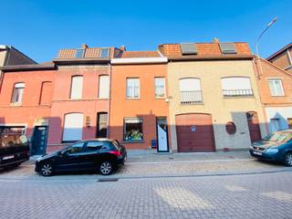 <p><strong>Menen goed onderhouden woning met 2 slaapkamers (4 mogelijk)</strong><br /><br /><strong>Indeling</strong><br />Via de inkom kom je binnen in de leefruimte die voorzien is van een eetplaats. Aanpalend bevind zich de keuken, die voorzien is van frigo’s die blijven staan en oven<br />Daarnaast de badkamer die voorzien is van wastafel en bad/ douche, en toilet.<br />Naast de keuken zit een koertje ideaal om buiten te gaan.<br />Op de eerste verdieping 2 slaapkamers + extra toilet<br />Op de 2 de verdieping ruime zolderkamer ideaal om nog 2 kamers van te maken.<br />Boven de zolder bevindt zich nog een extra opbergruimte.<br /><br /><strong>troeven</strong></p>
<ul><li>goed onderhouden</li><li>4 slaapkamers mogelijk</li><li>centrum gelegen<br /> </li></ul>