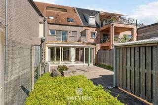 Voor meer info en foto’s, surf naar www.swevers.be – In een rustige straat in Bree vindt u dit instapklare gelijkvloerse appartement met 112...