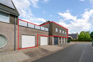 [[ DIT PAND NEEMT DEEL AAN DE ERA OPEN HUIZEN DAG OP 6/12 VAN 11:00 TOT 12:00 ]]
<p>Dit instapklare duplex appartement is gelegen in een rustige, groene omgeving zonder hoogbouw, vlakbij de autosnelweg en belangrijke invalswegen. Binnen geniet je van veel natuurlijke lichtinval en een praktische indeling. Buiten (op de eerste verdieping) wacht een groot, zonnig terras. Bovendien beschik je over een garage met een elektrische poort en zijn er gratis parkeermogelijkheden in de straat.</p>

<p><strong>Troeven:</strong></p>

<ul><li>Ruim en instapklaar appartement op de eerste verdieping</li><li>Rustige ligging in het groen, zonder hoogbouw</li><li>Minstens 3 slaapkamers (mogelijkheid tot 4)</li><li>Ventilatie en airconditioning aanwezig</li><li>Gunstig EPC B-label (139 kWh/m²)</li><li>Groot en zonnig terras</li><li>Garage met elektrische poort + gratis parkeergelegenheid in de straat</li><li>Uitstekende bereikbaarheid (autosnelweg en invalswegen vlakbij)  </li></ul>

<p><strong>Indeling:</strong></p>

<ul><li>1<sup>ste</sup> verdiep: Inkomhal; toilet; keuken; berging; living; slaapkamer 1; terras</li><li>Bovenverdieping: Slaapkamer 2; Slaapkamer 3; badkamer; Slaapkamer 4 (bureau)</li><li>Garage</li></ul>

<p>Een ideale woonplek voor wie ruimte, comfort en een groene omgeving weet te waarderen!</p>

<p>Interesse? Bel dan vandaag nog om een bezichtiging vast te leggen.</p>
