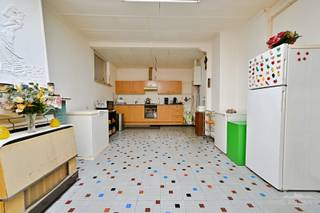 À proximité du centre de Ronse, nous découvrons cette maison particulièrement spacieuse avec un entrepôt/atelier. La propriété bénéficie d'un emplacement central avec de nombreuses commodités telles que des commerces, des écoles et des transports en commun à proximité.<br /><br />L'agencement de la maison est le suivant : le rez-de-chaussée se compose d'un espace de vie, d'une salle à manger, d'une cuisine, d'un coin salon, d'un toilet séparé, d'une salle de bain, d'un débarras et d'un <strong>vaste entrepôt/garage</strong>. Le garage/l'entrepôt est accessible par l'arrière.<br />Au premier étage se trouvent 3 grandes chambres, dont 1 avec possibilité d'aménager une salle de bain. Par un escalier fixe, nous atteignons la spacieuse chambre de combles qui offre de nombreuses possibilités, <strong>le toit a déjà été rénové</strong>. De plus, une cave est également présente.<br /><br />Intéressé ? Contactez Kyamo De Smet : 0479 06 13 71 ou kyamo@immoroman.be