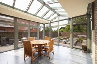 <p><span>Oerdegelijke en zeer goed onderhouden villa in centrum Wijgmaal (Leuven).</span></p><p><span>Ontdek deze mooie woning, gebouwd in 1986, maar op verschillende vlakken zijn tijd ver vooruit. De architecturale elementen die onmiddellijk opvallen zijn de koperen radiatoren, plafondhoge deuren, natuurleien dak, ...</span></p><p><span>De woning is volledig onderkelderd, een erg bruikbare en koele ruimte. Ideaal als wasplaats, wijnkelder, speelruimte, ...</span></p><p><span>Op de gelijkvloerse verdieping komen we binnen via een ruime inkomhal met vestiaire en toilet, alsook toegang tot de bureau. De ruime leefruimte met kachel loopt van voor tot achter en geeft uit in de kwalitatieve veranda. Daarnaast bevindt zich een goed uitgeruste leefkeuken met zicht op de tuin.</span></p><p><span>Op de eerste verdieping zijn er 3 mooie slaapkamers voorzien, alsook een badkamer met ligbad, douche en dubbele wastafel. Op de nachthal is een afzonderlijk toilet.</span></p><p><span>Een ladderluik verschaft toegang tot de zolderverdieping die steeds dienst deed als speel- en knutselruimte.</span></p><p><span>De tuin is mooi en onderhoudsvriendelijk aangelegd en voorzien van groot zonnig terras. Je kan er ook genieten van een vijver, jacuzzi en buitendouche met warm water.</span></p><p><span>De woning beschikt over een ruime oprit en een grote garage waar naast de wagen ook fietsen gestald kunnen worden.</span></p><p><span> </span></p><p><span>Technisch is de woning goed uitgerust met oa een recente condesatieketel, en een attest conform voor elektriciteit.</span></p><p><span> </span></p><p><span>Interesse om deze woning te bezoeken? Contacteer ons via 016 15 31 15 of <span>info@immolivit.be</span></span><span> </span></p>