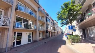 Dit mooi en ruim woon appartement is gelegen in het centrum van Bredene Duinenop wandelafstand van het strand en tramhalte en nabij winkels en...