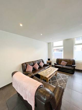 Beschrijving:<br />De woning is gelegen op enkele meters van de Markt van Geel.<br />Alle faciliteiten zijn op korte afstand bereikbaar.<br /><br />De woning bestaat uit:<br />- inkomhal<br />- woonkamer<br />- keuken (oven, afwasmachine, koelkast, ...)<br />- wasplaats + ruimte voor bureau/slaapkamer<br />- badkamer (met douche én ligbad)<br />- 2 slaapkamers<br />- ruime kelder<br />- gezellig terras<br /><br />Extra: <br />- Huurprijs: 820 euro/maand.<br />- De woning is geschikbaar vanaf 01/06/2026!<br />- Zeer energiezuinig! (Dakisolatie, muurisolatie, hoge rendementsbeglazing, ledverlichting, ...)<br /><br />Uitsluitend via onze website www.vastengoed.be kan u een bezichtiging inplannen op de vooropgestelde bezoekmomenten. Voor andere vragen kan u het kantoor bereiken op het nummer 014/72.73.74.