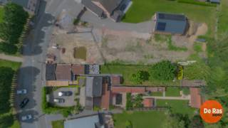 KIJKDAG ZAT. 13/06 VAN 10U TOT 12U (ENKEL OP AFSPRAAK)<br /><br />PAPEGEM - Bent u op zoek naar een instapklare woning met karakter, ruimte en een uitstekende bereikbaarheid? Dan is deze eigendom zeker een bezoek waard!<br /><br />Deze charmante woning is rustig gelegen, terwijl u toch geniet van een vlotte verbinding naar de E40 en de Gentsesteenweg. Winkels, scholen, openbaar vervoer en andere dagelijkse voorzieningen bevinden zich bovendien in de nabije omgeving.<br /><br />Op het gelijkvloers beschikt de woning over een ruime en lichtrijke woonkamer met eetplaats, een zeer verzorgde keuken, een comfortabele slaapkamer en een badkamer. Verder is er een gezellige zithoek die uitkijkt op het ruime terras en naadloos aansluit op de prachtig aangelegde tuin, waar het heerlijk vertoeven is in alle rust en privacy.<br /><br />De eerste verdieping omvat nog twee volwaardige slaapkamers, waardoor deze woning perfect geschikt is voor gezinnen, koppels of wie extra ruimte wenst voor een bureau of hobbykamer.<br /><br />Deze eigendom werd doorheen de jaren met de grootste zorg onderhouden en onderscheidt zich door haar warme, charmante uitstraling. De combinatie van ligging, onderhoudstoestand en wooncomfort maakt van deze woning een buitenkans binnen haar prijsklasse.<br /><br />Een uitzonderlijke opportuniteit voor wie op zoek is naar een verzorgde woning met karakter. Wacht niet te lang en plan vandaag nog uw bezoek!<br />De vermelde prijs is een richtprijs. Na ontvangst van de biedingen beslist de verkoper vrij om al dan niet over te gaan tot verkoop en aan welk bod. De richtprijs is niet bindend.