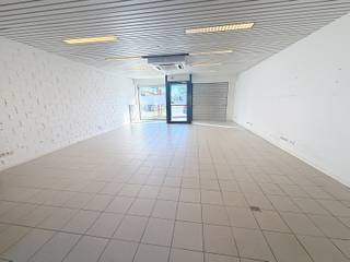 Commercial ground floor in Dilbeek (116 m²).This commercial property comprises a spacious retail space of 59.69 m² with a rear warehouse of 35.30 m²,...