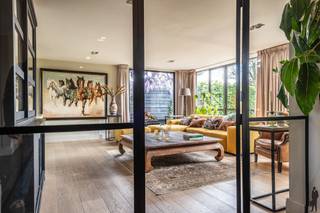 Deze instapklare en recent gerenoveerde woning in het rustige Meerle combineert hedendaags comfort met duurzame luxe. Met vier volwaardige slaapkamers biedt deze open woning alle ruimte voor gezinnen die op zoek zijn naar licht, rust en kwaliteit.<br /><br />Bij de renovatie werd er bewust gekozen voor hoogwaardige en duurzame materialen, wat zich vertaalt in een energiezuinig en toekomstgericht geheel. De leefruimte baadt in het licht en sluit naadloos aan op de open keuken, waardoor een aangename en luchtige woonbeleving ontstaat.<br /><br />Op het gelijkvloers geniet je van vloerverwarming, terwijl een gezellige pelletkachel extra sfeer en warmte brengt. Daarnaast zorgen de airconditioning en zonnepanelen voor een optimaal binnenklimaat en lage energiekosten. De woning is bovendien uitgerust met een thuisbatterij en een laadpaal, volledig afgestemd op modern en ecologisch wonen.<br /><br />Buiten wacht een knappe, ruime tuin met veel privacy, een ideale plek om tot rust te komen of gasten te ontvangen. De tuin is voorzien van een automatisch sproei- en druppelsysteem én een robotmaaier, waardoor onderhoud tot een minimum beperkt blijft. Voor extra ontspanning is er reeds een aansluiting voorzien voor een jacuzzi.<br /><br />Kortom, een eigentijdse en energiezuinige woning waar comfort, ruimte en duurzaamheid perfect samenkomen.