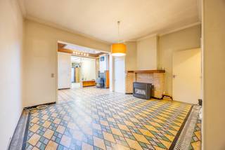 Ben jij op zoek naar een ruime gezinswoning die nog naar eigen hand gezet kan worden? Hier ben je aan het juiste adres! Deze woning biedt met zijn 4 slaapkamers, een aangename tuin en een zeer grote garage alvast heel wat troeven.<br /><br />De inkomhal biedt vooreerst toegang tot de geïnstalleerde keuken. Deze werd doorheen de jaren al eens onder handen genomen. Achterliggend bevindt zich de ruime woonkamer met toegang tot de kelder en een extra berging. Via de veranda kom je terecht in het apart toilet en de badkamer.<br /><br />Op de eerste verdieping zijn twee ruime slaapkamers en via de vaste trap bereik je de zolderverdieping waar eveneens 2 slaapkamers voorzien zijn.<br /><br />De woning beschikt over een uitgestrekte tuin met op het einde een grote garage dewelke bereikt kan worden via de uitweg achteraan. <br /><br />Plan snel jouw bezoek in en ontdek deze woning!<br /><br />Recente stedenbouwkundige inlichtingen in aanvraag.<br /><br />EPC: 256 kWh/(m²/jaar)<br />Referentie: YP/25142/TK