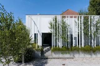 Gelegen in het groen nabij de Damvallei bevindt zich deze instapklare kantoorruimte in een statig, gerenoveerd gebouw (2019). Ze is gelegen in de onmiddellijke nabijheid van belangrijke invalswegen en recreatie. De indeling is als volgt:  op de gelijkvloerse verdieping bevindt zich de inkom en vergaderruimte (opp: 39m2). 1ste verdieping: open kantoorruimte (opp 184m2) die toegang biedt tot het ZW georiënteerd terras (81m2), kitchenette en sanitaire ruimte. Parkeren kan makkelijk op eigen terrein. (Energielabel F)<br /><br />Bezoek mogelijk na afspraak met Serge van Center Office via 0485/61 59 22