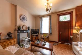 Op ongeveer 500m van het centrum van Leopoldsburg staat (ter hoogte van de kruising met de Schoolstraat) in de Kerkhovenweg op huisnummer 108 deze woning.<br /><br />De woning betreft een gesloten bebouwing en bestaat op het gelijkvloers uit een woonkamer, een keuken, een badkamer en apart toilet. Op de 2de verdieping zijn er 2 slaapkamers. Achter de woning bevindt zich een tuin en een achterbouw.<br /><br />De ECP-score van dit huis bedraagt 385 kWh/m2/jaar en is zodoende een label D hierdoor is er géén renovatieplicht.<br /><br />De aanliggende huizen met huisnummers 108 en 112 worden eveneens te koop gesteld.