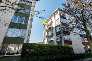 Ligging: Appartement op de 4° (en hoogste) verdieping van een gebouw met lift zijdelings gelegen aan de luchthaven van Deurne (ter hoogte van de...