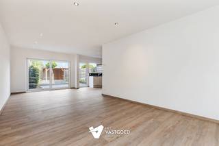 <p><span>Kwalitatief gerenoveerde woning vlakbij centrum</span></p><p><span> </span></p><p><span>Belangrijkste troeven:</span></p><p><span>- Centrale ligging op wandelafstand van centrum</span></p><p><span>- Volledig kwalitatief gerenoveerd</span></p><p><span>- Voorzien van warmtepomp met vloerverwarming, zonnepanelen...</span></p><p><span>- Praktische indeling met mooie ruimtes</span></p><p><span>- 3 volwaardige slaapkamers</span></p><p><span>- Knappe badkamer</span></p><p><span>- Vaste trap naar zolder voor extra mogelijkheden</span></p><p><span>- Ruime tuin met aangelegd terras</span></p><p><span> </span></p><p><span>Bekijk zeker ook de 3D virtuele rondleiding en de grondplannen met de afmetingen. Zo krijgt u van thuis uit al een perfect beeld van wat deze woning te bieden heeft!</span></p><p><span>Wenst u meer info of een vrijblijvende bezichtiging, contacteer dan ons kantoor op het nummer 014 39 99 99 en wij helpen u graag verder.</span></p>