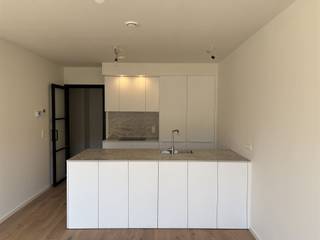 <p>Kijkmoment op zaterdag 9 mei (voormiddag).</p><p>Dit lichtrijke, energiezuinige nieuwbouwappartement bevindt zit in het hart van Oud-Berchem, in project “De Wastuin”. Cafés, supermarkten, openbaar vervoer en het station van Berchem bevinden zich allemaal binnen wandelafstand. Hoewel alles vlakbij is, is het een heerlijk rustige buurt om te vertoeven.<br />Het appartement is gloednieuw en wordt voor het eerst te huur gezet.</p><p>Binnenkomen doe je via de hal, die je onder andere naar de ruime leefruimte met open keuken leidt. De keuken is uitgerust met alle moderne comfort: een vaatwasser, koelkast met vriesvak, oven en inductiekookplaat.</p><p>De living geeft toegang tot het zuidgerichte terras (6m²), dat groot genoeg is om een tafel te zetten en buiten te kunnen eten.<br />Via de hal kom je uit op de badkamer, voorzien van douche en dubbele lavabo, het apart gastentoilet en de twee slaapkamers.<br />Tot slot bevindt er zich in het appartement een berging (met technische ruimte), die ook kan dienen als wasplaats.</p><p>Bijzonderheden: energiezuinig appartement met individuele nutsvoorzieningen; zuidgericht terras, gemeenschappelijke binnentuin en fietsenberging; geen extra gemeenschappelijke kosten.</p>