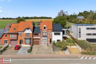 Zoek je een karaktervolle woning met opvallend veel ruimte en de mogelijkheid om wonen en werken te combineren?<br /><br />Deze op te frissen - te renoveren woning met een grote aangrenzende loods bevindt zich aan de Diestsestraat in Scherpenheuvel, op korte afstand van het centrum, scholen, openbaar vervoer etc.<br /><br />Het pand biedt een stevige basis met een recent vernieuwd dak en een conforme elektrische installatie. De EPC score is F dus er zijn nog wat verdere ingrepen nodig om de woning energiezuiniger te maken.<br /><br />Let vooral op de authentieke elementen zoals de vloer, binnendeuren met gekleurd glas, het authentieke schilderwerk in de gang en niet te vergeten de charmante gevel.<br /><br />Dankzij de ruime indeling met mogelijkheid tot wel vijf slaapkamers kun je deze woning volledig naar eigen wens inrichten.<br /><br />Aan de voorzijde van het perceel beschik je over een oprit met parkeergelegenheid voor drie auto's. De riante loods (met smeerput) vormt bovendien een troef voor zelfstandigen, hobbyisten of wie nood heeft aan een ruime werkplek en opslag direct bij de woning.<br /><br /><u><strong>INDELING </strong></u><br /><strong>Gelijkvloers:</strong> Inkomhal, leefruimte, eetplaats, tussenruimte, keuken, toilet, loods, ruime oprit voor 3 wagens.<br /><strong>1ste verdieping:</strong> Kamer boven loods, 2 slaapkamers, badkamer met bad - douche - toilet.<br /><strong>2de verdieping:</strong> 1 slaapkamer.<br /><strong>Zolder:</strong> ja <br /><strong>Kelder: </strong>Kleine opslagkelder.<br /><br />Ervaar zelf de vele voordelen van deze woning tijdens een persoonlijke rondleiding.<br />Maak vandaag nog je afspraak.<br />Mail naar info@immopersyn.be of bel 013 444 008.<br />