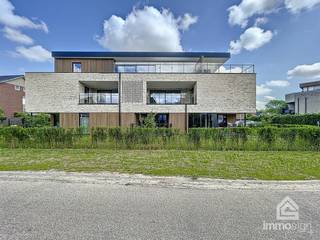 PLUSPUNTEN:<br />+ appartement 2.3<br />+ bruto oppervlakte: 140,53m²<br />+ netto oppervlakte: 114,53m²<br />+ terrasoppervlakte: 27,17m²<br />+ voorzien van zonnepanelen<br />+ 2 slaapkamers<br />+ ondergrondse parking en berging<br />+ extra carport nr. 15 inbegrepen<br />+ ventilatie type D<br />+ instapklare oplevering<br />+ budget keuken: volgens lastenboek<br /><br />ALGEMEEN:<br />Op zoek naar een stijlvolle nieuwbouw die ruimte, licht en hedendaags wooncomfort combineert? Dit prachtige penthouse in Kinrooi biedt u een unieke woonbeleving met een royaal terras, een doordachte indeling en hoogwaardige afwerking volgens het lastenboek.<br /><br />Bij het binnenkomen ervaart u meteen de open en lichtrijke sfeer die deze woning typeert. De leefruimte vormt het hart van het appartement en geniet dankzij de grote raampartijen van een overvloed aan natuurlijke lichtinval. De open keuken met centraal eiland sluit naadloos aan op de gezellige leefruimte en biedt u de mogelijkheid om deze volledig naar eigen smaak te kiezen volgens het voorziene lastenboek.<br /><br />Het ruime terras is zonder twijfel één van de grootste troeven van dit penthouse. Hier geniet u in alle rust van het buitenleven, ideaal voor een ontspannen ontbijt, gezellige momenten met familie en vrienden of gewoon om te genieten van de open omgeving.<br /><br />Het appartement beschikt over twee volwaardige slaapkamers, een stijlvolle badkamer en praktische bergruimte, waardoor comfort en functionaliteit perfect samenkomen. Dankzij de nieuwbouwkwaliteit geniet u bovendien van hedendaagse technieken, energiezuinig wonen en zorgeloos wooncomfort.<br /><br />Praktisch wordt dit penthouse compleet gemaakt door twee autostaanplaatsen, een private kelderberging en een extra carport. Hierdoor beschikt u over voldoende parkeergelegenheid en maximale opbergruimte.<br />Een ideale woning voor wie op zoek is naar een moderne, energiezuinige en instapklare woonst met een ruim terras en een uitstekende bereikbaarheid in Kinrooi.<br /><br />FINANCIERING:<br />Een succesvolle vastgoedtransactie begint met een goede voorbereiding. Wij adviseren kandidaat-kopers om hun financiële mogelijkheden tijdig in kaart te brengen, zodat zij met de nodige zekerheid en vertrouwen kunnen handelen wanneer de juiste opportuniteit zich aandient.<br /><br />VERKOPEN OF VERHUREN MET EEN STRATEGISCHE AANPAK?<br />Dankzij het vertrouwen van onze klanten en onze sterke marktpositie zijn wij voortdurend op zoek naar kwalitatieve eigendommen. Overweegt u te verkopen of te verhuren? Ontdek vrijblijvend onze persoonlijke aanpak en hoe wij uw eigendom optimaal positioneren om de juiste doelgroep te bereiken.<br /><br />ALS EERSTE OP DE HOOGTE VAN NIEUW AANBOD:<br />De beste eigendommen worden vaak gevonden vóór ze breed beschikbaar zijn. Schrijf u vrijblijvend in via onze website en ontvang nieuw aanbod dat aansluit bij uw wensen en zoekcriteria.<br /><br />UW VASTGOED, ONZE EXPERTISE:<br />Elke eigendom verdient een persoonlijke strategie. Met een combinatie van marktkennis, professionele presentatie, actieve klantenbenadering en een sterk netwerk begeleiden wij onze klanten naar een succesvol resultaat.<br /><br />PERSOONLIJKE SERVICE, PROFESSIONELE BEGELEIDING:<br />Een vastgoedbeslissing vraagt een doordachte aanpak. Ons ervaren team staat klaar om u persoonlijk te adviseren en te begeleiden bij elke stap. Contacteer ons via +32 89 87 03 67 of via info@immosign-plus.be.