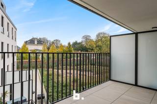 Ontdek de Residentie Sint-Amandus, een eigentijds nieuwbouwproject met 23 ruime en lichtrijke appartementen, ideaal gelegen op de hoek van de Kortrijkstraat en de Harelbeekstraat, vlak bij de markt van Zwevegem.<br /><br />De appartementen zijn ontworpen met oog voor comfort, kwaliteit en duurzaamheid. Dankzij de grote raampartijen geniet je van overvloedig daglicht en een prachtig zicht op de groene, rustig aangelegde binnentuin. De ruime terrassen bieden een heerlijke plek om te ontspannen in alle privacy.<br /><br />✨ Troeven:<br />- Centrale ligging op wandelafstand van winkels, horeca en openbaar vervoer<br />- Energiezuinig en duurzaam (BEN-normen)<br />- Ruime leefterrassen met groene binnentuin als uitzicht<br />- Hoogwaardige afwerking met keuze naar eigen smaak<br />- Ondergrondse autostaanplaatsen en bergingen beschikbaar<br />- Lift aanwezig in het gebouw<br /><br />Mogelijkheid tot aankoop aan verlaagd btw-tarief van 6%<br /><br />Of je nu op zoek bent naar een kwalitatieve woonst of een interessante investering, Residentie Sint-Amandus combineert modern comfort, centrale ligging en duurzame kwaliteit in één uniek project.