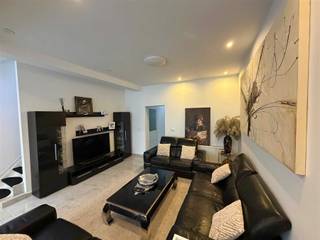 <h1><span>Karaktervolle gezinswoning met vier slaapkamers in de geliefde Groenenhoek</span></h1><p><span>Op zoek naar een woning waar je ruimte, een uitstekende ligging? Dan is deze charmante woning in de Groenenhoek absoluut een bezoek waard.</span></p><p><span>De Groenenhoek is al jaren één van de meest gegeerde woonwijken van Berchem. Je woont hier in een rustige, aangename omgeving met scholen, buurtwinkels, openbaar vervoer, station Antwerpen-Berchem en belangrijke invalswegen binnen handbereik. Voor een wandeling of een moment van ontspanning ligt ook het </span><span>Boulaerpark</span><span> op wandelafstand, net als verschillende gezellige handelszaken en horecagelegenheden.</span></p><h2><span>Een ruime leefverdieping</span></h2><p><span>Via de inkomhal kom je terecht in de royale leefruimte, waar de hoge plafonds en de mooie breedte onmiddellijk een aangenaam ruimtegevoel creëren. Dankzij de praktische indeling kan je hier moeiteloos een gezellige zithoek en een ruime eetplaats combineren.</span></p><p><span>Op het gelijkvloers bevinden zich eveneens een apart gastentoilet en de toegang tot de ruime, droge kelder, ideaal als extra bergruimte.</span></p><h2><span>Praktische keuken met tal van mogelijkheden</span></h2><p><span>Aansluitend vind je de afzonderlijke keuken, die perfect functioneel is maar ook heel wat mogelijkheden biedt voor wie graag moderniseert. Daarnaast is er nog een extra ruimte die je volledig naar eigen wens kan invullen, bijvoorbeeld als ontbijthoek, bureau, speelkamer of hobbyruimte.</span></p><p><span>Aan de achterzijde bevindt zich een overdekte koer. Deze ruimte kan eventueel worden omgevormd tot een gezellige stadstuin of patio.</span></p><h2><span>Vier volwaardige slaapkamers</span></h2><p><span>De woning beschikt over twee identieke verdiepingen. Zowel op de eerste als op de tweede verdieping vind je telkens twee ruime slaapkamers en een badkamer. Hierdoor beschikt de woning in totaal over vier slaapkamers, ideaal voor een groter gezin, thuiswerk of een combinatie van wonen en hobby.</span></p><h2><span>Extra troeven</span></h2><p><span>Vooraan beschikt de woning over een handige voortuin waar fietsen, afvalcontainers of extra groen een plaats kunnen krijgen. Bovendien is de elektriciteit conform en vormt de degelijke basis van de woning een uitstekend vertrekpunt voor wie op zoek is naar een woning die hij volledig naar eigen smaak wil afwerken.</span></p><p><span>Een woning met veel ruimte, een uitstekende ligging en bijzonder veel potentieel om er een warme thuis van te maken.</span></p>