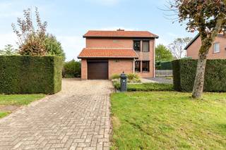 <u><strong>Verzorgde, op te frissen gezinswoning met 4 slaapkamers en gezellige tuin in Gellik, Lanaken!</strong></u><br /><br />Op zoek naar een gezellige gezinswoning waar iedereen zijn eigen plekje heeft? Ontdek deze woning aan de Hoofreen 44 in Gellik!<br />Met maar liefst vier slaapkamers, een inpandige garage en een verzorgde, omheinde tuin biedt deze woning heel wat troeven voor wie comfortabel wil wonen.<br /><br />Gelegen in een aangename woonwijk geniet u hier in een fijne omgeving om thuis te komen.<br />De woning beschikt over een praktische indeling en biedt dankzij de verschillende ruimtes tal van mogelijkheden om er uw eigen thuis van te maken.<br /><br /><strong>Welkom thuis in Gellik</strong><br />De woning is gelegen in een aangename woonwijk in Gellik, een deelgemeente van Lanaken.<br />Een fijne woonomgeving, ideaal voor wie op zoek is naar een goede bereikbaarheid, zowel in België als in Nederland.<br /><br />Dankzij deze ligging combineert u rustig wonen met de nabijheid van tal van voorzieningen, winkels, horecazaken en recreatiemogelijkheden.<br />Ook wie regelmatig de grens oversteekt voor werk, ontspanning of een dagje shoppen, geniet hier van een praktische uitvalsbasis.<br /><br /><strong>Heerlijk wonen, elke dag opnieuw</strong><br />Via de inkomhal, voorzien van een afzonderlijk gastentoilet, komen we terecht in de leefruimte.<br />De woonkamer en eethoek sluiten mooi op elkaar aan en vormen samen een gezellige plek om te ontspannen, te eten en tijd door te brengen met familie en vrienden.<br />Aansluitend bevindt zich de keuken, vanwaar u een aangenaam uitzicht heeft op de tuin.<br /><br />Op de eerste verdieping bevinden zich vier ruime tot comfortabele slaapkamers.<br />Dankzij de oppervlakte van de kamers zijn deze niet alleen geschikt als slaapkamers, maar kunnen ze ook perfect dienstdoen als bureau, dressing of hobbyruimte.<br />De badkamer bevindt zich eveneens op deze verdieping en is voorzien van een bad, lavabo en toilet.<br /><br />Een absolute troef van deze woning is de ruime en verzorgde inpandige garage. Deze is voorzien van een sectionaalpoort en beschikt over een aparte deur die rechtstreeks toegang biedt tot de tuin.<br /><br /><strong>Een verzorgde tuin als verlengstuk van de woning</strong><br />Ook buiten heeft deze woning heel wat te bieden.<br />De verzorgde en volledig omheinde tuin vormt een aangename plek om tot rust te komen, kinderen te laten spelen of op zonnige dagen gezellig buiten te zitten.<br />Het terras biedt ruimte voor een gezellige eethoek of een ontspannen koffiemoment, terwijl het tuinhuis extra mogelijkheden biedt voor het opbergen van tuinmateriaal en andere spullen.<br /><br /><strong>Een fijne basis voor uw nieuwe thuis</strong><br />Met vier ruime slaapkamers, een praktische leefruimte, een inpandige garage en een aangename tuin is dit een interessante gezinswoning in een fijne woonomgeving.<br />Of u nu op zoek bent naar extra ruimte voor uw gezin, een aparte werkplek of kamers die u flexibel kunt invullen: deze woning biedt een mooie basis om uw woonwensen waar te maken.<br /><br /><strong>Belangrijkste troeven</strong>
<ul>
<li>4 volwaardige slaapkamers met tal van mogelijkheden</li>
<li>Ruime inpandige garage met sectionaalpoort</li>
<li>Verzorgde, volledig omheinde tuin met terras en tuinhuis</li>
<li>Rustige ligging in een aangename woonwijk</li>
<li>Gunstige bereikbaarheid richting België en Nederland</li>
</ul>
Interesse om deze woning zelf te ontdekken?<br />Neem gerust contact met ons op via <strong><span>+32 (0)89 23 44 22</span></strong> of mail naar <strong><span>info@immoverslegers.be</span></strong> voor meer informatie of om een bezichtiging in te plannen!