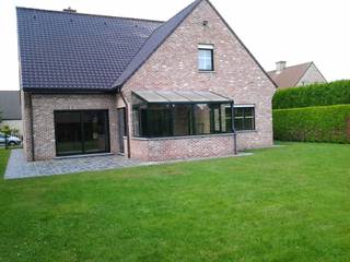 Prachtig gelegen woning gelegen in een rustige verkaveling en gelegen dichtbij het centrum van Nevele. De woning omvat een inkom met vestiaire...