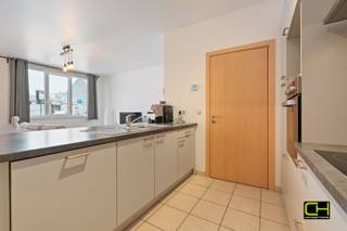 Op zoek naar comfortabel wonen op een centrale locatie? Dit aangename gelijkvloers appartement is ideaal gelegen in de Engelstraat 109 te 9040 Sint-Amandsberg, op wandelafstand van diverse handelszaken en openbaar vervoer. Het station Gent-Dampoort bereikt u in slechts 15 minuten te voet, met vlotte trein- en busverbindingen naar het stadscentrum en daarbuiten.<br /><br />Het appartement verwelkomt u via een inkomruimte en beschikt over een ruime, lichtrijke woonkamer met een geïnstalleerde open keuken, aansluitend aan een praktische berging. Verder vindt u een bezoekerstoilet, twee aangename slaapkamers en een badkamer uitgerust met ligbad, wastafel, extra toilet en doucheruimte.<br /><br />Achteraan geniet u in alle rust van een ruim, zonnig terras met afgesloten tuin – een absolute meerwaarde voor wie houdt van buitenruimte in de stad.<br />In de ondergrondse kelder zijn er een gemeenschappelijke fietsenberging, een privatieve bergruimte en een staanplaats voorzien. De bergruimte dient mee aangekocht te worden t.b.v. 6.000,00 euro en de ondergrondse staanplaats voor 14.500,00 euro. <br /><br />Troeven: centrale en vlot bereikbare ligging / functionele indeling / zonnig terras met afgesloten tuin<br /><br />Wenst u meer informatie of een afspraak ter plaatse? Contacteer ons via 09 395 05 40 of verkoop@concept-home.be