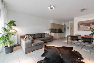 Modern nieuwbouwappartement met twee slaapkamers op zeer goede ligging in het centrum. Het appartement is voorzien van design verlichting en zal beschikbaar zijn 01-11.<br /><br />Indeling: <br />Inkomhal met apart toilet en bergruimte met aansluiting voor de wasmachine, leefruimte op tegelvloer, met volledig ingerichte open keuken (voorzien van vaatwasser, combi-oven, kookvuur, dampkap en koelkast). Aansluitend aan de leefruimte is een mooi terras .Badkamer met dubbel lavabomeubeld en ligbad met douchescherm. Twee slaapkamers (1 grote en 1 kleine). <br /><br />Bijzonderheden:<br />Maandelijkse kosten 80 euro (onderhoud gemeenschappelijke delen en lift). <br />Alle verbruik met aparte meters. Zeer energie zuinig vanwege het lage EPC van 75 kWh/m². <br />Op het gelijkvloers is er een fietsenberging.