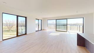 <p><strong>Hoogwaardig afgewerkt nieuwbouw appartement met frontaal waterzicht en parking. </strong><br /><br />Op de <strong>derde verdieping</strong> van een residentiële locatie bevindt zich dit nieuwbouw appartement, een oase van rust en licht met een <strong>adembenemend uitzicht over het zeilmeer Galgenweel en de skyline van Antwerpen.</strong> Hier woont u rustig, omringd door groen, winkels en restaurants, op een zucht van Antwerpen-centrum.<br /><br />Bij binnenkomst wordt u verwelkomd in een ruime inkomhal met een apart gastentoilet. De leefruimte baadt in het licht dankzij de schuiframen en biedt directe toegang tot het royale terras met frontaal waterzicht. Hier geniet u de hele dag door van zon en vergezichten.<br /><br />Verder een volledig geïnstalleerde open keuken, met een ruime berging met wasvoorzieningen. Via de hal bereikt u drie ruime slaapkamers. Verder een comfortabele badkamer met wastafel, ligbad en tweede toilet. Tot slot een tweede douchekamer. <br /><br /><strong>Ondergronds is er een autostaanplaats nr 20 op -1 beschikbaar aan 100 EUR en een handige kelderberging nr A12 op -1.</strong></p>
<p><br />Troeven: <br />- Eerste bewoning<br />- Extra gemeenschappelijk terras op de derde verdieping<br />- Frontaal waterzicht <br />- Privacy, geen inkijk op het terras <br />- Kelderberging en autostaanplaats<br />- Gemeenschappelijke fietsenstalling</p>
<p> </p>