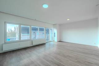 Dit instapklare tweeslaapkamerappartement te koop bevindt zich op de derde verdieping van Residentie “Estoril", gelegen in de August Vermeylenstraat te Oostende. Het appartement ligt in een rustige, residentiële wijk.Indeling:- inkomhal- lichtrijke leefruimte met grote raampartijen- open keuken uitgerust met spoeltafel, keramische kookplaat, oven, koelkast en aansluiting voor wasmachine- badkamer met douche en badkamermeubel met spiegelkast- slaapkamer 1 (11m²) met toegang tot het terras- slaapkamer 2 (12m²)- afzonderlijk toilet- zonnig terras (3m²)Daarnaast kunt u gebruikmaken van de gemeenschappelijke fietsenberging in het gebouw. U beschikt eveneens over een private kelderberging.Pluspunten:- zeer lichtrijk appartement- perfect onderhouden- centrale, maar rustige liggingBent u op zoek naar een ideaal appartement voor permanente bewoning, een tweede verblijf of een rendabele investering te Oostende? Contacteer ons dan snel voor meer informatie of een bezoek ter plaatse!