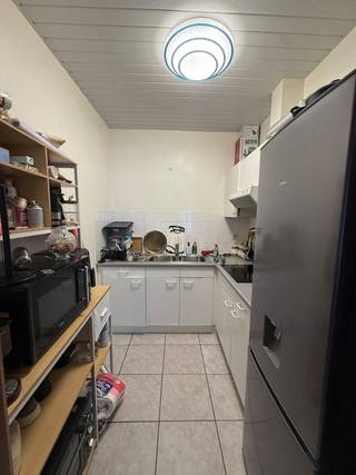 Gezellig dakappartement van 55m² met 1 slk en dakterras van 28m² in het centrum van Westmalle. Het appartement is gelegen op de 2de verdieping van een kleinschalig gebouw zonder lift. Het appartement is momenteel verhuurd.<br /><br /><span>Indeling:</span> Woonkamer (27m²); keuken (5m²); slaapkamer (13m²); badkamer (5,5m²); dakterras (28m²).<br /><span>Specificaties:</span> Buitenschrijnwerk in pvc met dubbele beglazing; verwarming met elektrische accumulatiekachels; energielabel: E; epc 423kWh/m²; wettelijke renovatieverplichting van toepassing.<br /><br />Woning kopen of verkopen in Malle? Bel ons voor een gratis schatting of advies 03 361 51 51 of via info@yvesvanpelt.be