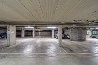 <p>Vragen of interesse? Contacteer Dimitry via dimitry@copandi.be. <br /><br />Handige ondergrondse staanplaats aan het begin van de Binnensingel in Berchem, toegang via de Uitbreidingstraat. Overdag regelt een bareel de doorgang; ’s avonds sluit een automatische poort alles veilig af. Je wagen staat droog, uit het zicht en meteen klaar voor vertrek. Ligging centrale locatie met snelle aansluiting op de Antwerpse Ring en invalswegen. <br /><br />Ideaal voor wie in Berchem of omgeving woont of werkt en tijd wil winnen bij elke rit. Openbaar vervoer aanwezig aan de voorzijde. Toegang & veiligheid Vlotte in- en uitrit, duidelijke circulatie in het gebouw en beveiligde toegang met bareel en avondpoort. Zorgeloze parkeeroplossing zonder parkeerdruk op straat.</p><p></p><p>✅ Ondergronds en veilig <br />✅ Gecontroleerde toegang (bareel + avondpoort) <br />✅ Droog en uit het zicht <br />✅ Zeer goede bereikbaarheid richting Ring/centrum <br />✅ Ideaal als investering of voor eigen gebruik</p>