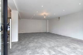 Deze handelsruimte in centrum Broechem biedt interessante mogelijkheden voor de uitbating van uw eigen zaak. De visibiliteit, de passage aan...