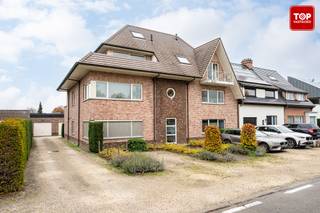 dit appartement bevindt zich op een strategische locatie dichtbij scholen, winkels, de R4 en op fietsafstand van centrum GentDe leefruimte en keuken...