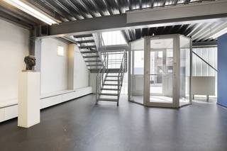 Voormalig kantoorgebouw te koop in het centrum van Torhout! Met een ligging vlak bij het station, de markt en de belangrijke invalswegen geniet je van een vlotte bereikbaarheid. Het huis bestaat uit 3 verdiepingen die flexibel in te richten zijn. Dit maakt het pand oa. geschikt voor uiteenlopende professionele activiteiten: een modulair kantoorconcept, een praktijkruimte, commerciële ruimte, ...Specificaties:- 3 verdiepingen, in totaal ca. 367m²- sanitair- kitchenette- bergruimte - zolder- terras op het gelijkvloers- airco- gunstig EPC label BIn de nabije omgeving van het huis zijn er voldoende parkeermogelijkheden. Bent u op zoek naar een uniek huis bestaande met tal van mogelijkheden te koop in Torhout? Aarzel dan niet om ons te contacteren op het nummer 051 265 000.