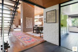 Laat u verrassen door deze zeldzame VINTAGE woning op een toplocatie in de Elsdonk. Geniet van een tot in de puntjes verzorgde, onderhouden woning...