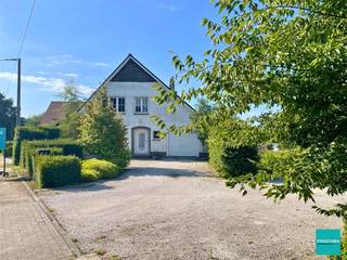 Gelegen in het pittoreske Brussegem, biedt deze vrijstaande woning op een terrein van 21a61 u tal van mogelijkheden woning met praktijk...