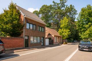Ruime gezinswoning met 3 slaapkamers op TOP-locatie met zuidwest gerichte tuin.Ligging, ruimte en een zonnige tuin: deze woning combineert drie sterke troeven op een bijzonder aantrekkelijke locatie. Gelegen in een rustige en aangename woonomgeving geniet u hier van veel groen en privacy, terwijl winkels, scholen, openbaar vervoer en belangrijke verbindingswegen vlot bereikbaar zijn. Een ideale combinatie voor wie rustig wil wonen zonder in te boeten aan bereikbaarheid.Bij het betreden van de woning ontdekt u een ruime leefomgeving. De gezellige woon- en eetkamer sluit aan op de ruime, volledig ingerichte keuken, waar een groot werkblad met zitgelegenheid en een lichtkoepel voor een aangename en praktische leefruimte zorgen.Verder beschikt de woning over een verzorgde badkamer met ruime inloopdouche en wastafelmeubel op het gelijkvloers en zijn er in totaal 3 ruime slaapkamers aanwezig verdeeld over 2 verdiepingen. De beschikbare ruimte in de slaapkamers biedt bovendien potentieel voor het creëren van een vierde slaapkamer.De zuidwest georiënteerde tuin vormt een absolute troef en laat u optimaal genieten van de middag- en avondzon. Direct aan de woning bevindt zich een groot terras met een ruime overkapping, ideaal voor lange zomeravonden, etentjes of gezellige momenten met familie en vrienden.De tuin loopt verrassend diep door en beschikt over verschillende gezellige zones, veel groen en een ruim houten tuinhuis dat voor de nodige extra bergruimte zorgt.Momenteel is een deel van de tuin van het naburig perceel open gezet en is de schutting deels verwijderd, de schutting dient in onderling overleg met het naburig perceel geplaatst te worden. Ook energetisch werden reeds interessante investeringen uitgevoerd, waaronder 16 zonnepanelen met een totaal vermogen van circa 6.800 Wp in combinatie met een thuisbatterij van 5 kW en recent 2 zonnecollectoren voor sanitair warm water.De combinatie van de toplocatie, 3 slaapkamers, het ruime woonvolume en de zonnige zuidwesttuin maakt dit een bijzonder interessante gezinswoning.Een woning met een stevige basis en heel wat potentieel, waar u met enkele verdere moderniseringen een prachtige thuis van kunt maken.Heeft u interesse?☎️ 0468/56.94.08✉️ nils@lefevervastgoed.be💬 Stuur gerust een berichtje